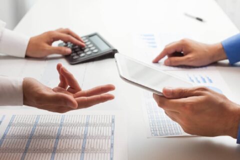 Como renegociar suas dívidas e sair do vermelho em 2026