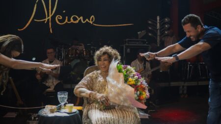 Alcione sofre queda durante show; saiba o seu estado de saúde