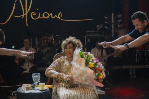 Alcione sofre queda durante show; saiba o seu estado de saúde