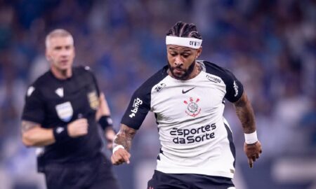 É oficial: Memphis Depay deixa de ganhar milhões, vence política e renova com Corinthians