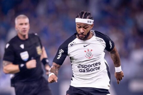 É oficial: Memphis Depay deixa de ganhar milhões, vence política e renova com Corinthians