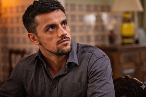 Felipe Simas fecha acordo com a Globo e garante papel em nova novela
