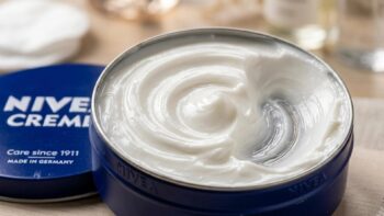 Truque viral com creme Nivea do pote azul promete salvar fios secos, mas especialistas alertam: ‘Pode pesar e deixar aspecto sujo em cabelos oleosos’