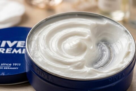 Truque viral com creme Nivea do pote azul promete salvar fios secos, mas especialistas alertam: ‘Pode pesar e deixar aspecto sujo em cabelos oleosos’