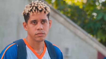 “Ele é meu filho!”: em Por Você, Peixe sofre acusação injusta e racismo na rua, e Bela o defende em cena emocionante