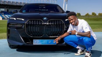 Vini Jr. reuniu uma frota de carros alemães e italianos em Madri, comprou um SUV de R$ 4,3 milhões e prefere rodar acompanhado de motorista