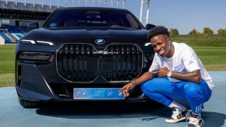 Vini Jr. reuniu uma frota de carros alemães e italianos em Madri, comprou um SUV de R$ 4,3 milhões e prefere rodar acompanhado de motorista