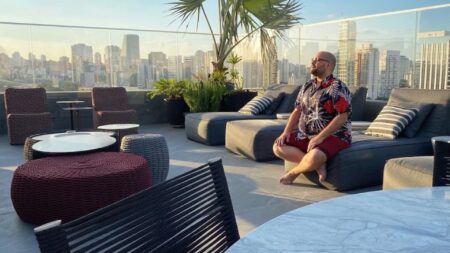 Tiago Abravanel decorou sua cobertura em São Paulo com inspiração pop, organizou uma estante especial para 800 bonecos e criou o refúgio da família