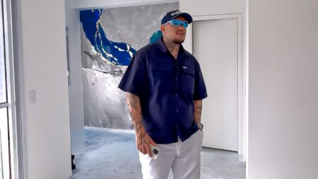 Ex-vendedor ambulante, MC Binn supera infância humilde na música, compra baita apê de frente para o mar e celebra conquista de refúgio praiano no litoral paulista