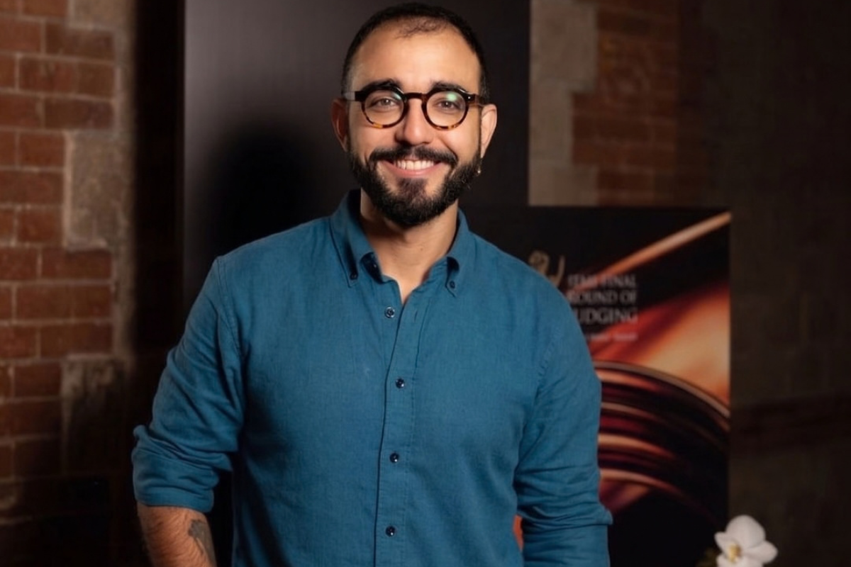 Raphael Montes sorrindo