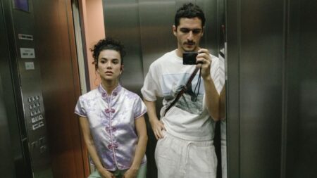 Manu Gavassi transforma cobertura duplex em refúgio aos 33 anos em SP, aposta em estética vintage dos anos 70 e exibe suíte principal