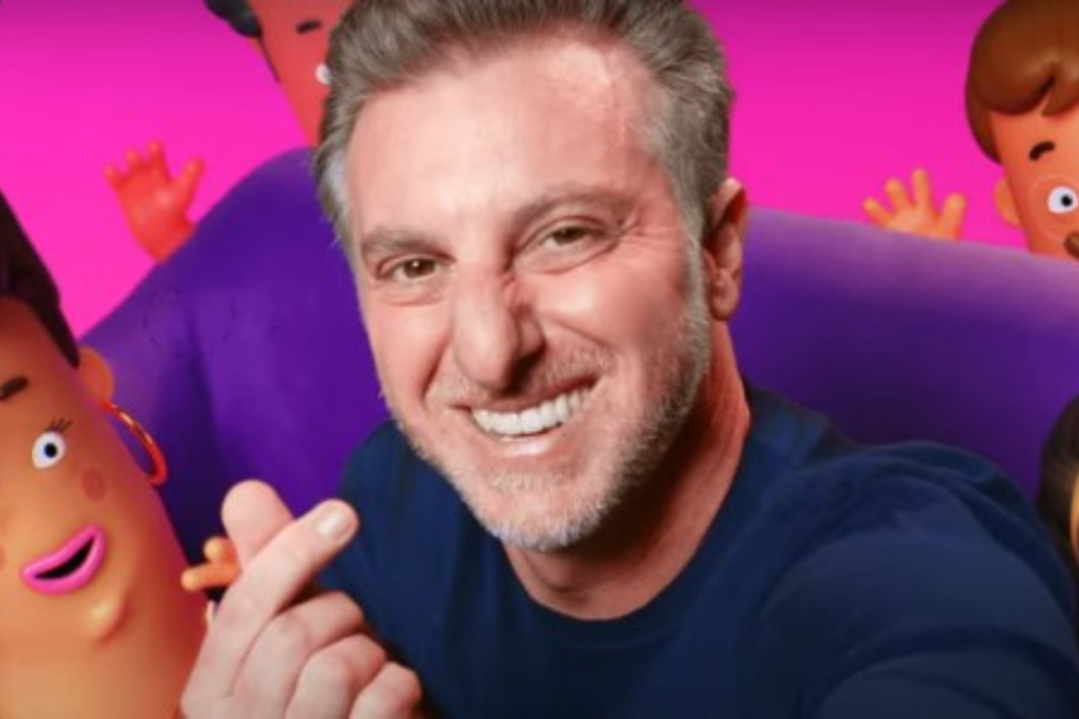 Luciano Huck sorrindo