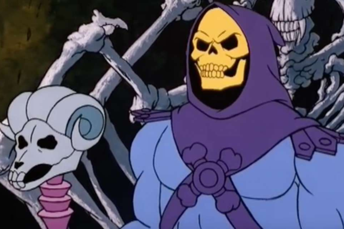 Esqueleto, de He-Man, em postura de liderança
