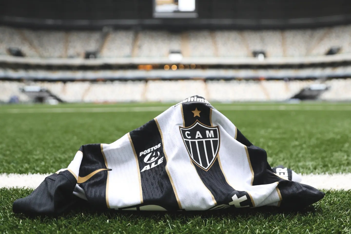 Camisa do Atlético-MG na grama