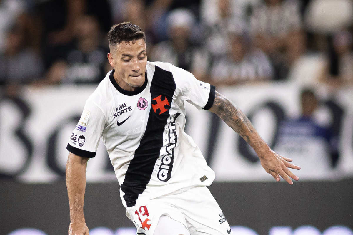Jogador do Vasco conduzindo a bola