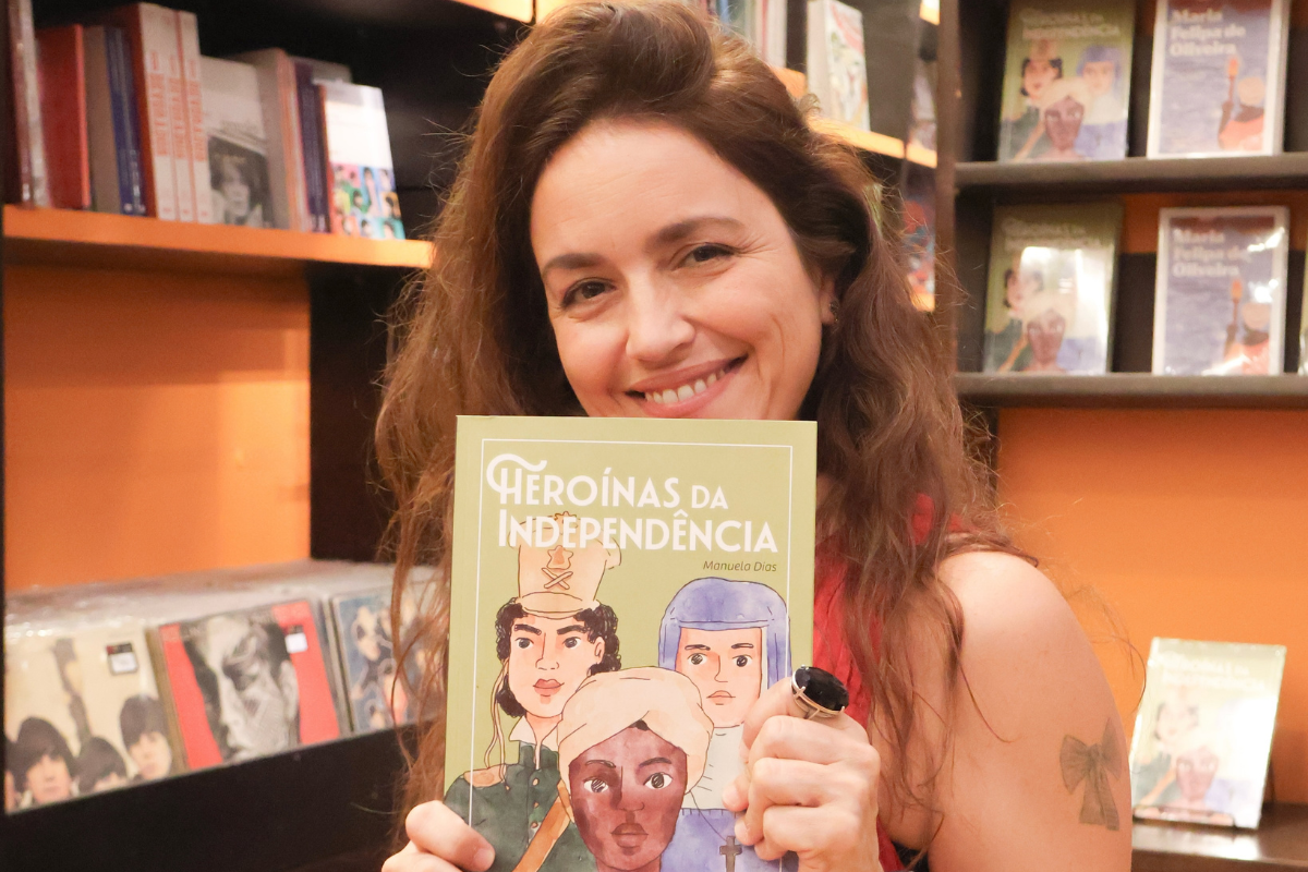 Manuela Dias mostrando o seu livro