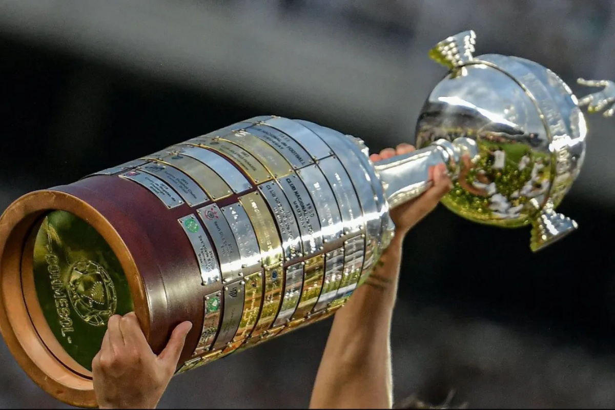 Taça da Libertadores sendo levantada