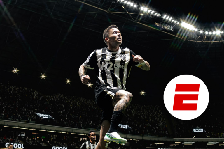 Jogador do Atlético-MG comemorando com o símbolo da ESPN ao lado