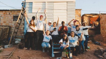 Mãe de 9 filhos aos 45 anos recebe casa construída com 2 toneladas de plástico reciclado e vê nova moradia ficar pronta após montagem de apenas 15 horas