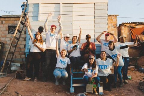 Mãe de 9 filhos aos 45 anos recebe casa construída com 2 toneladas de plástico reciclado e vê nova moradia ficar pronta após montagem de apenas 15 horas