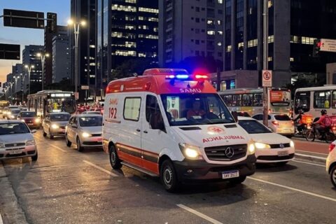 Motorista impede passagem de ambulância por 6 km, enfrenta multa equivalente a R$ 80 mil e perde habilitação por 2 anos após colocar atendimento em risco