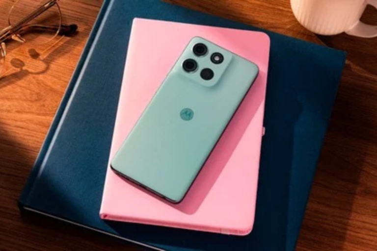 Moto G56 na cor azul, em cima de uma mesa