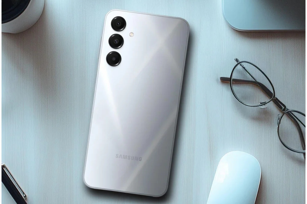 Um smartphone Galaxy A16 5G com um óculos ao lado