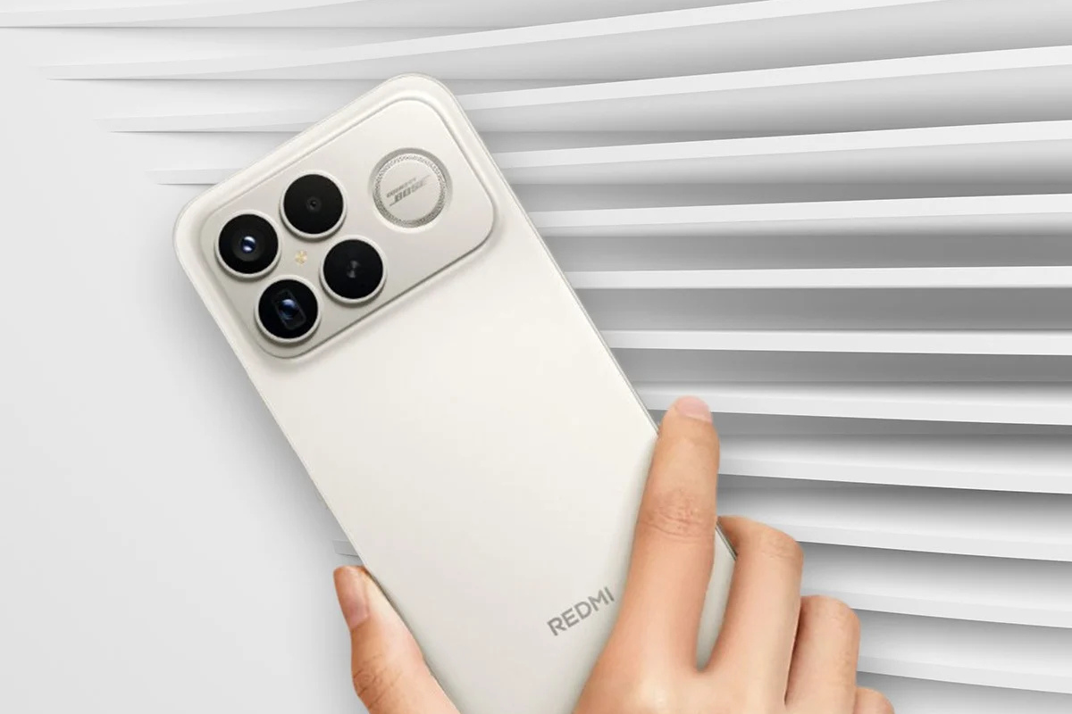 POCO F8 Ultra, da Xiaomi, na cor branca com uma mão segurando