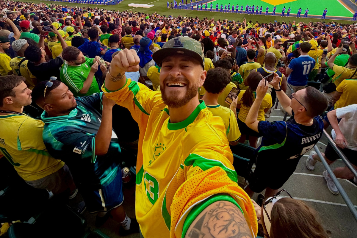 Fred Bruno sorrindo em um estádio de futebol