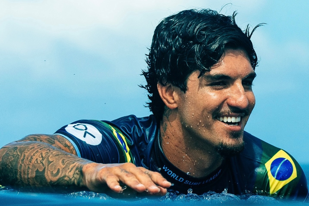 Gabriel Medina em cima de uma prancha