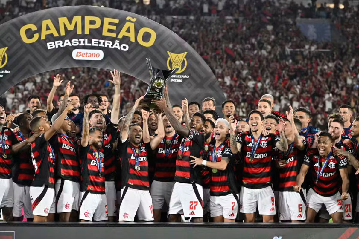 Time do Flamengo comemorando o título do Brasileirão 2025