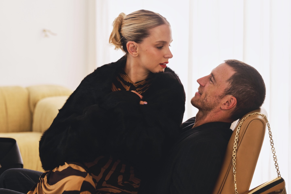 Rodrigo Calazans e sua esposa, em uma foto estilosa