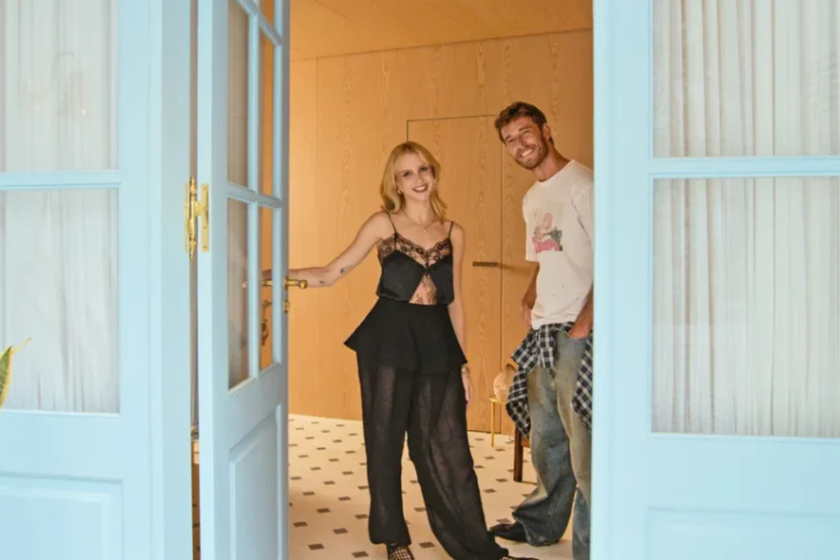 Rodrigo Calazans e sua esposa, na porta de casa