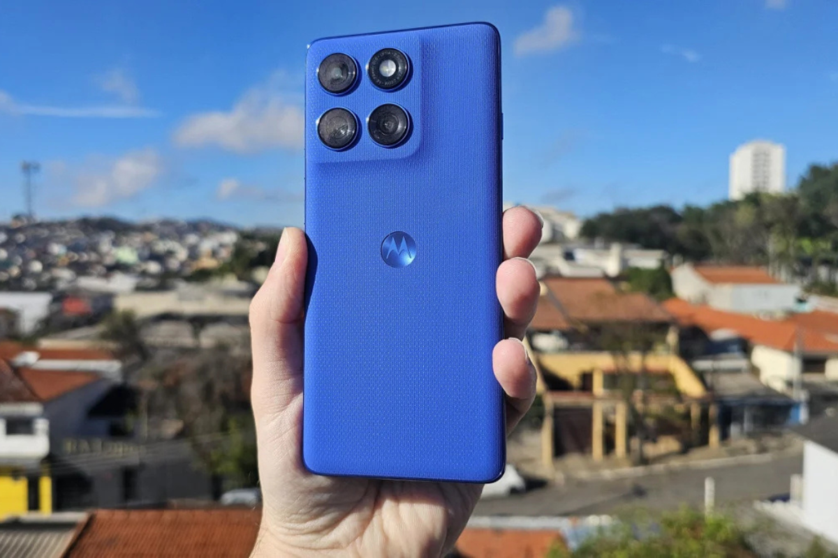 Motorola Edge 60 na cor azul, com um fundo ensolarado