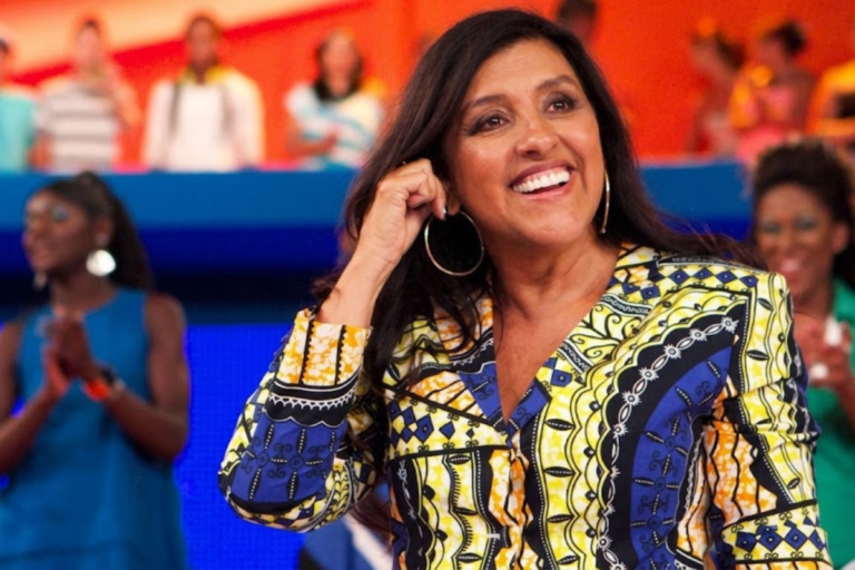 Regina Casé, no programa Esquenta!, com roupa colorida