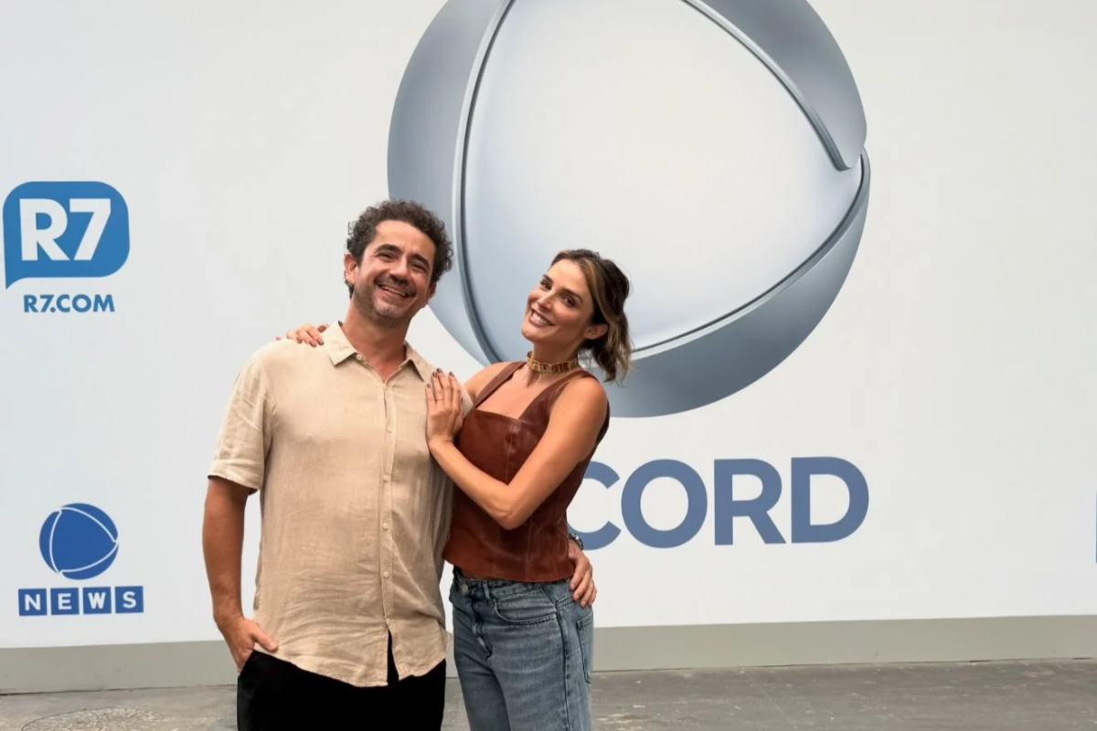 Felipe Andreoli e Rafa Brites com o fundo da Record