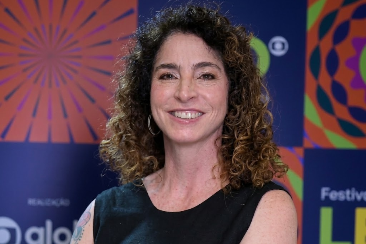 Rosane Svartman, sorrindo, em evento da Globo