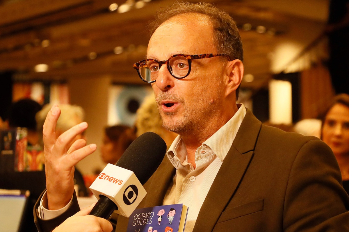 Jornalista Octávio Guedes dando entrevista