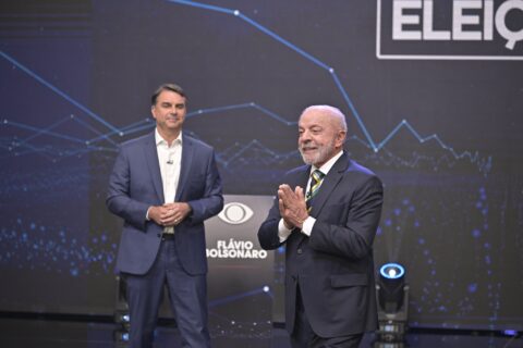 Globo corta Flávio Bolsonaro “encosto” e define todas as regras para o último debate presidencial